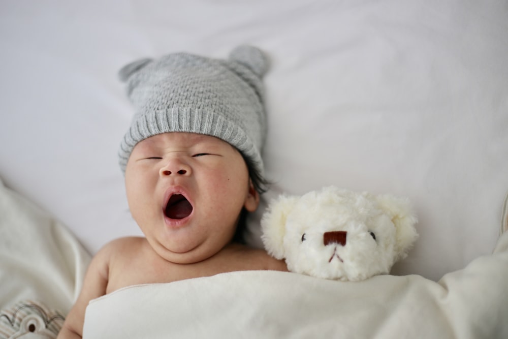 Bebé descansando con su peluche